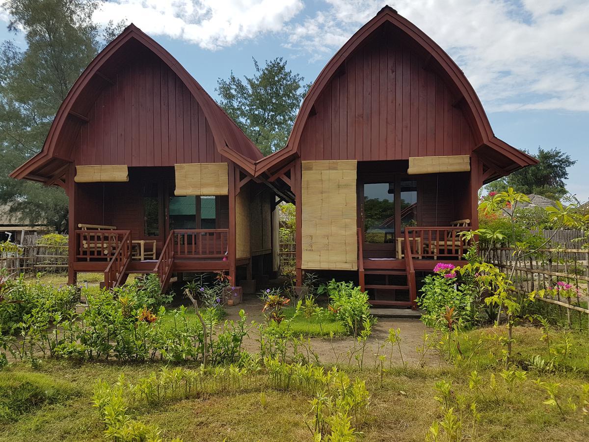 Lia Jaya Bungalows Gili Meno Exterior photo
